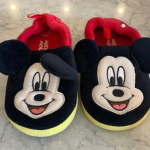 Boys Mickey slippers L9-10